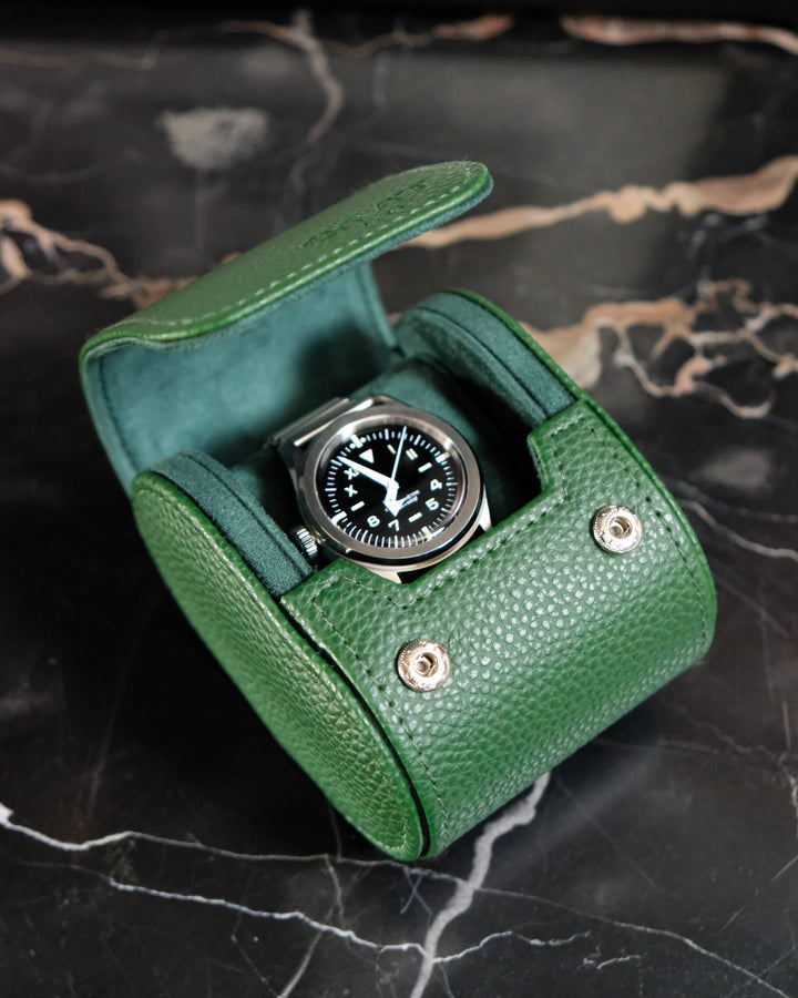 boite pour une seule montre verte, ouverte, vue du dessus avec une montre à l'intérieur